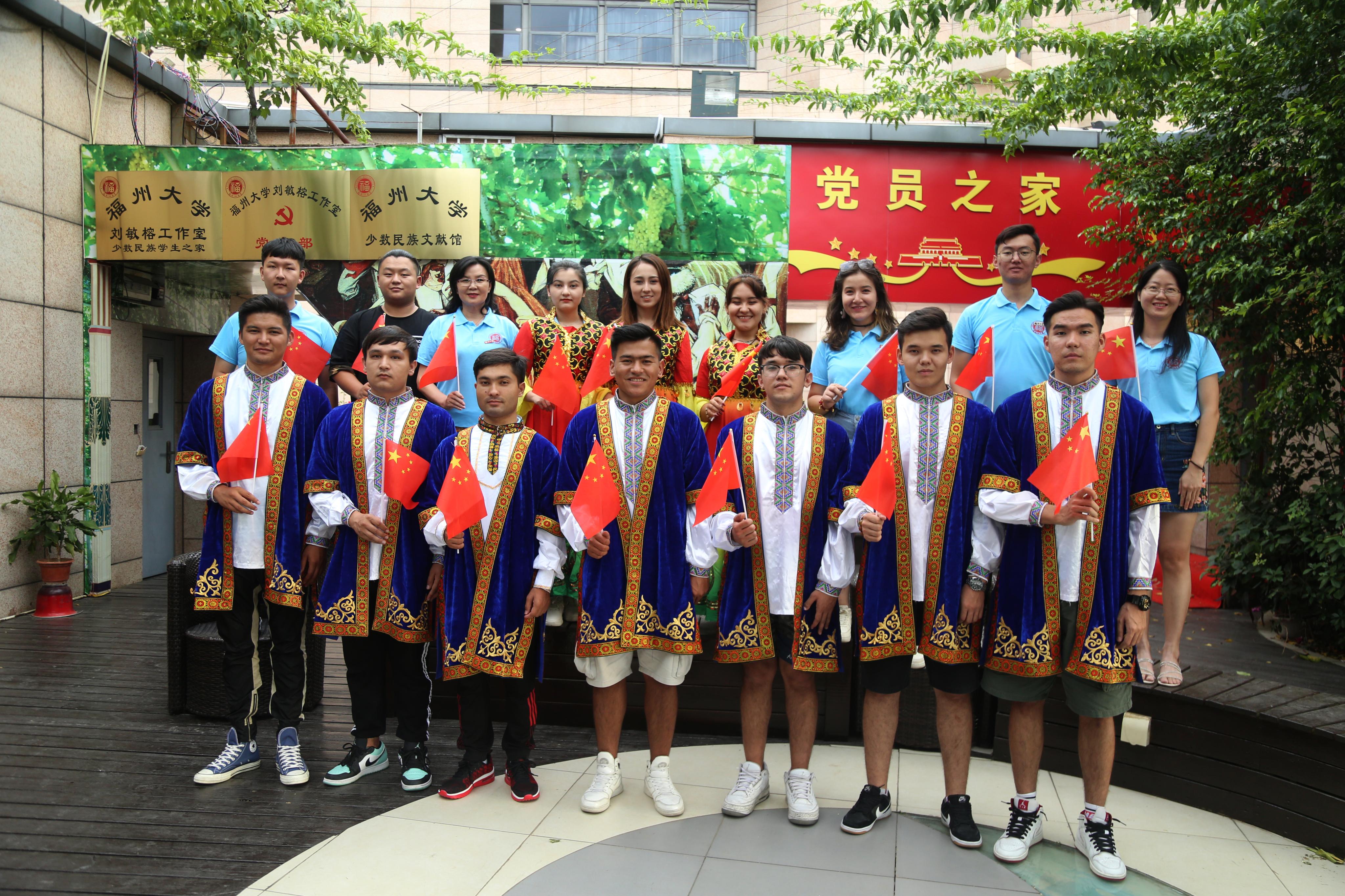2019年10月，在新中国成立70周年之际新疆籍少数民族学生歌唱《我和我的祖国》真情告白祖国,在“学习强国”福建学习平台播放