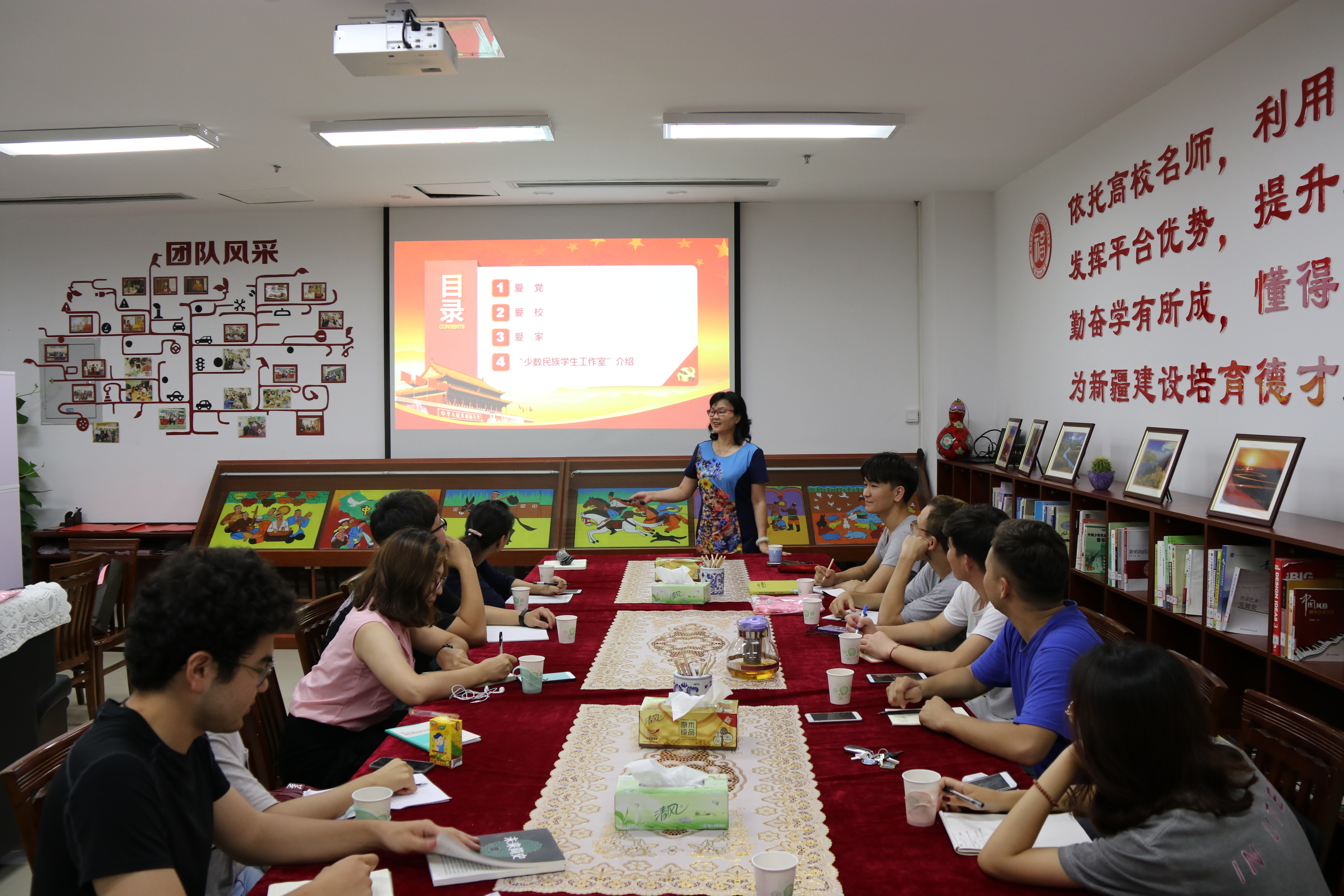 2018年8月，刘敏榕老师在给实践队队员上微党课