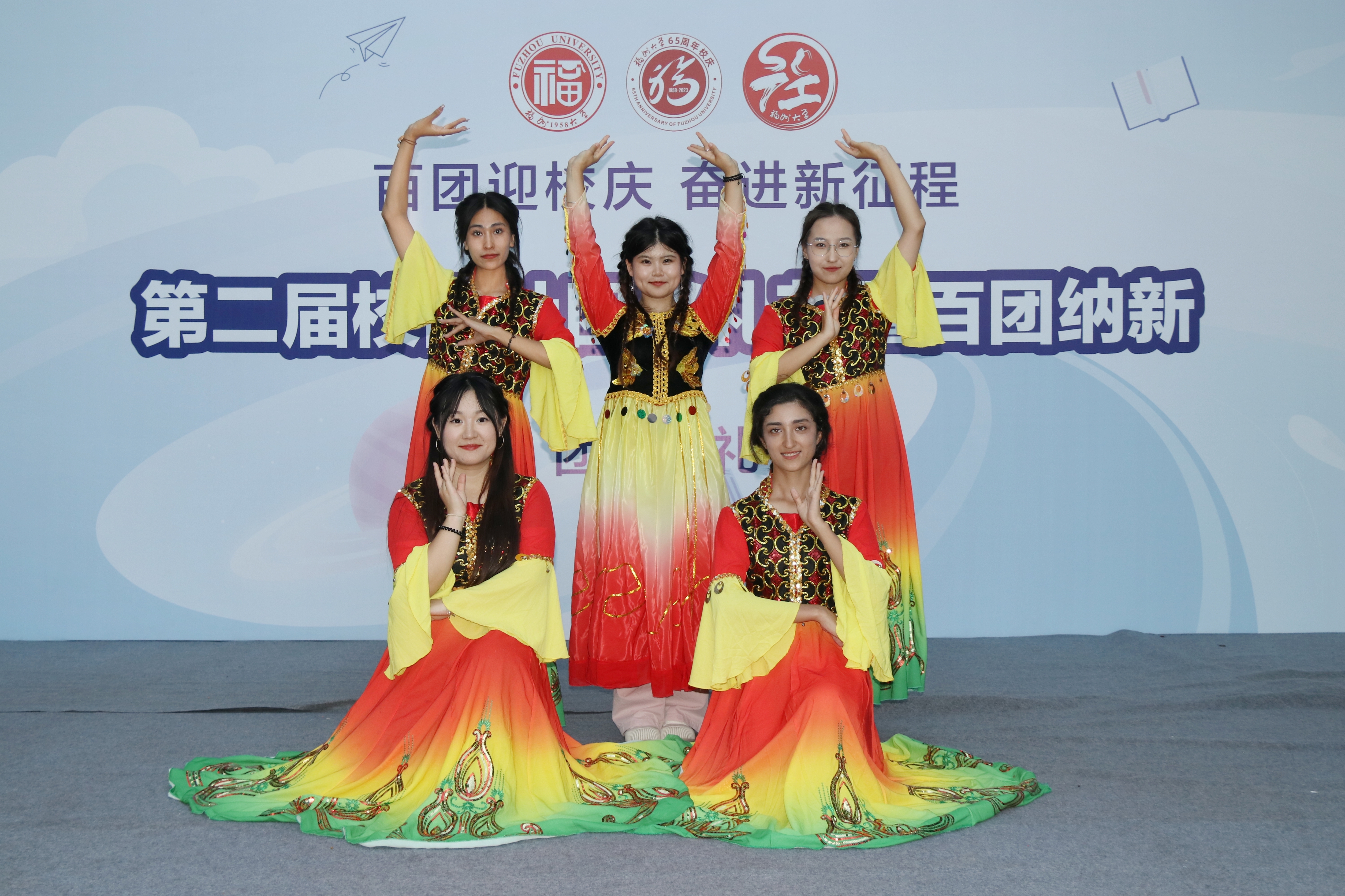2023年9月24日“三爱读书社”成员表演舞蹈《葡萄架下的篝火》