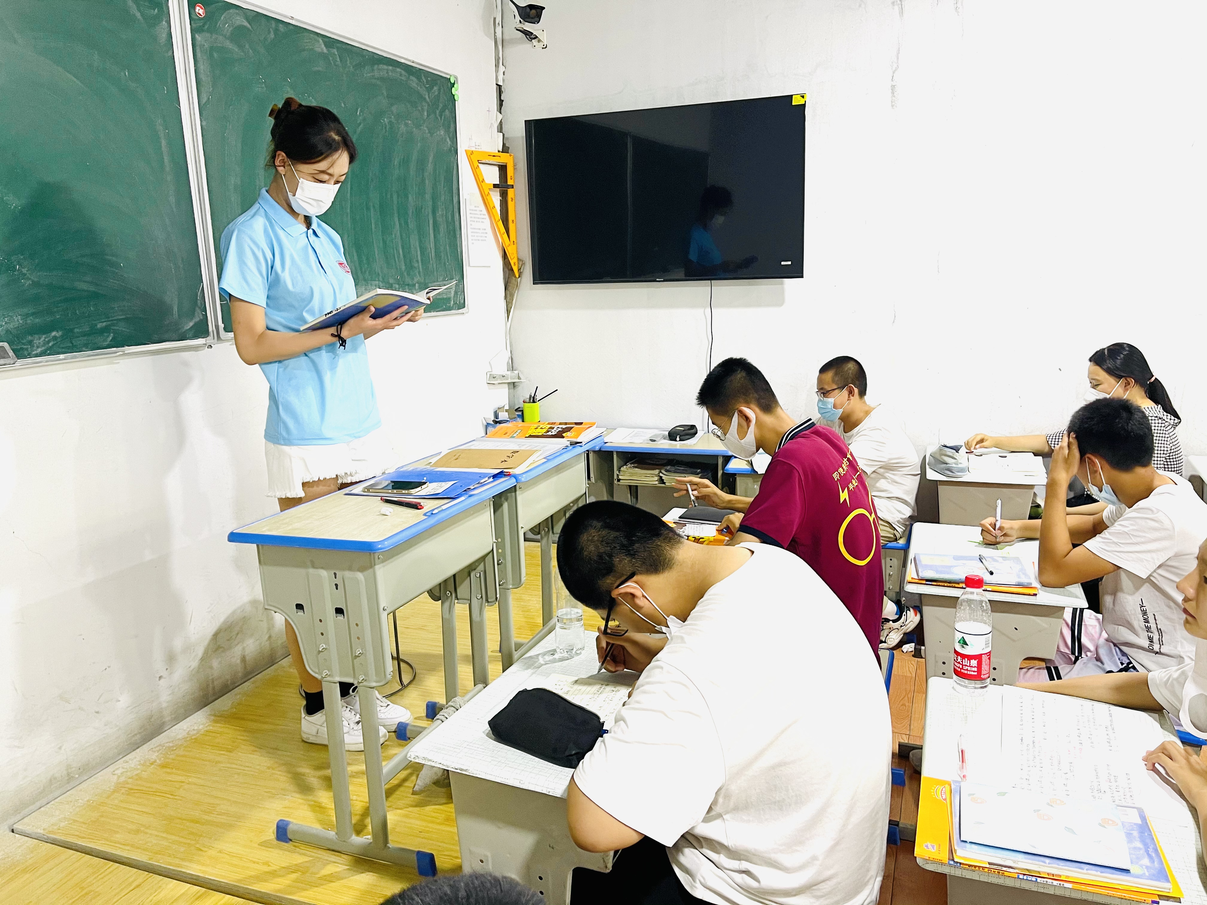 2020年实践队成员们给家乡的孩子们进行学业辅导