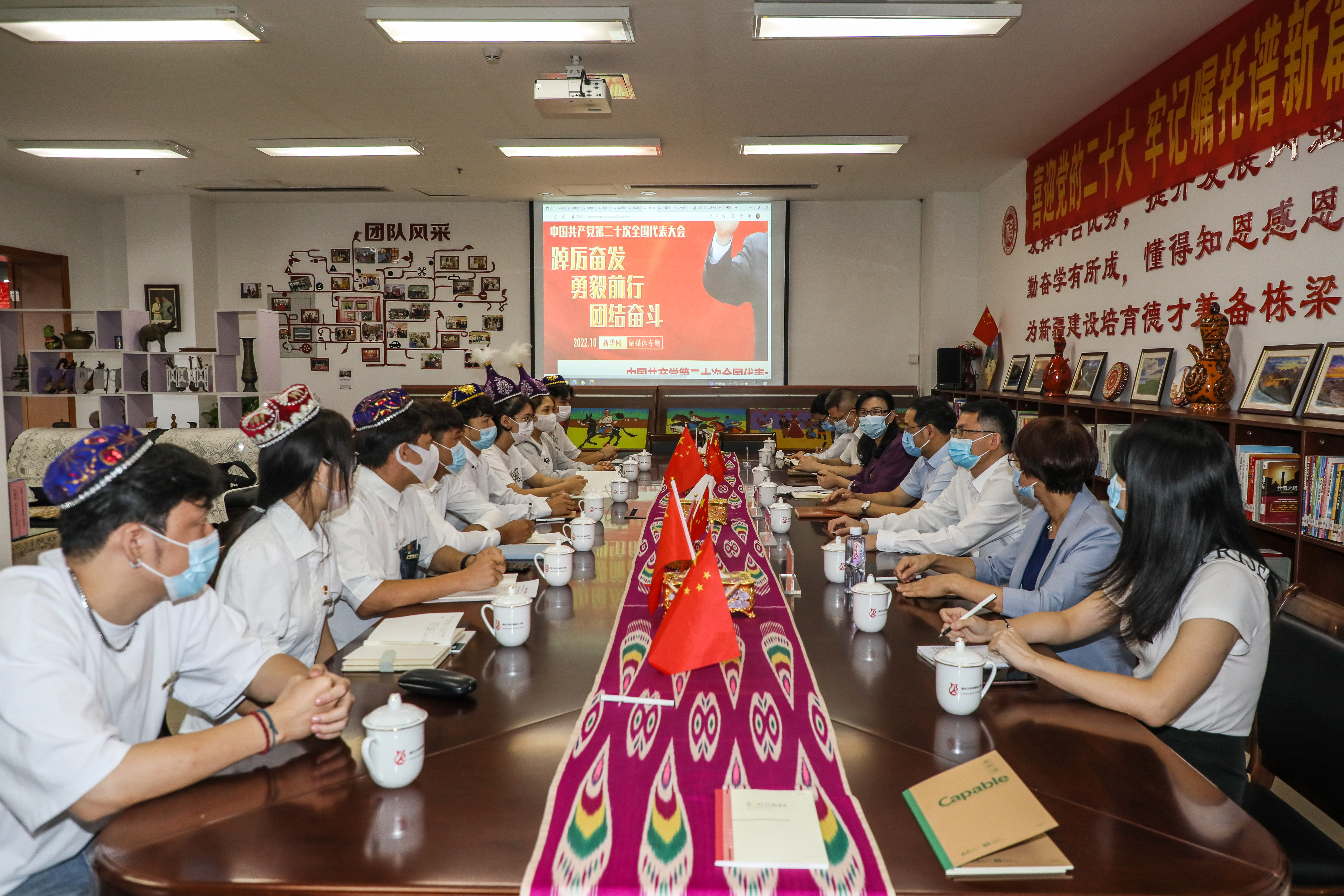2022年10月16日，刘敏榕工作室认真组织师生收听收看二十大报告并开展座谈交流