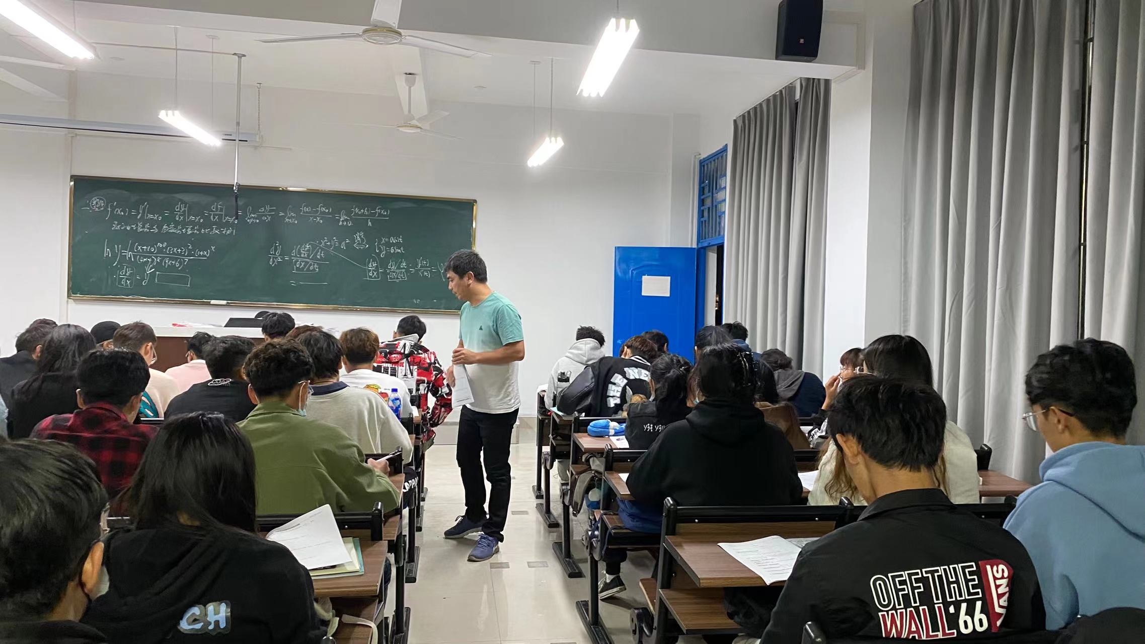 周勇老师为2022级民族学生补习高等数学